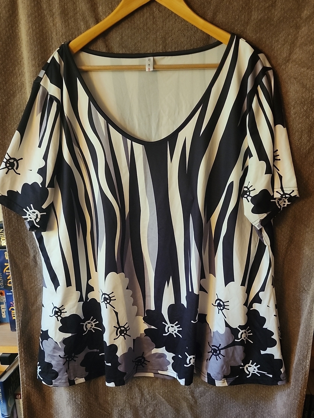 Women's Black & White Floral-Stripe Scoop Neck Tunic